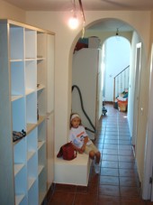 Amplio pasillo con armarios y estanterias.